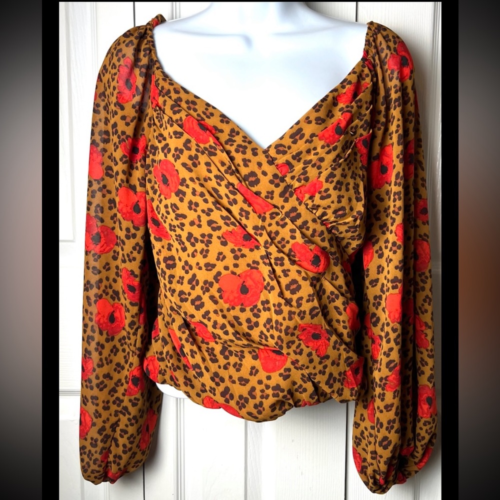 ASTR THE LABEL Blouse Cropped Smocked Drape Top Leopard Shirred Floral Medium - Picture 2 of 9